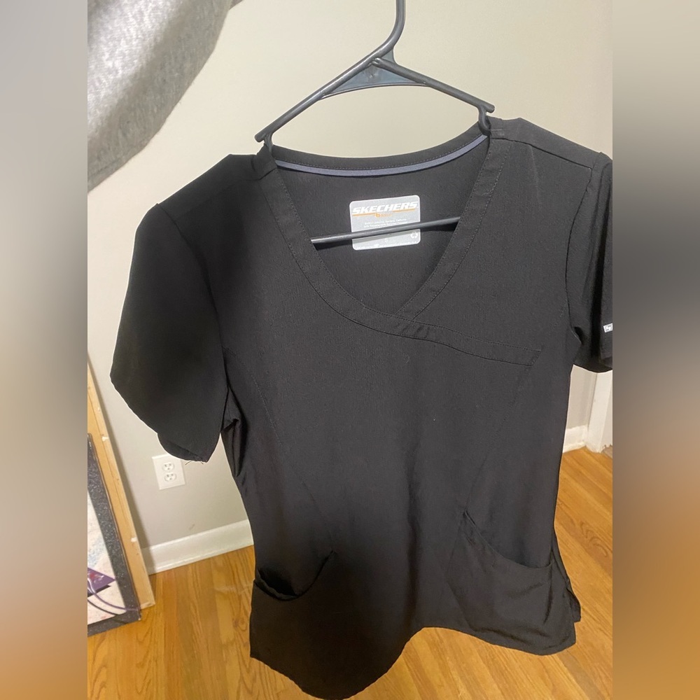 Sketchers scrub top